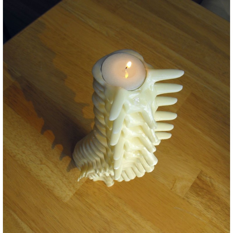 Porte-bougie en forme de colonne vertébrale